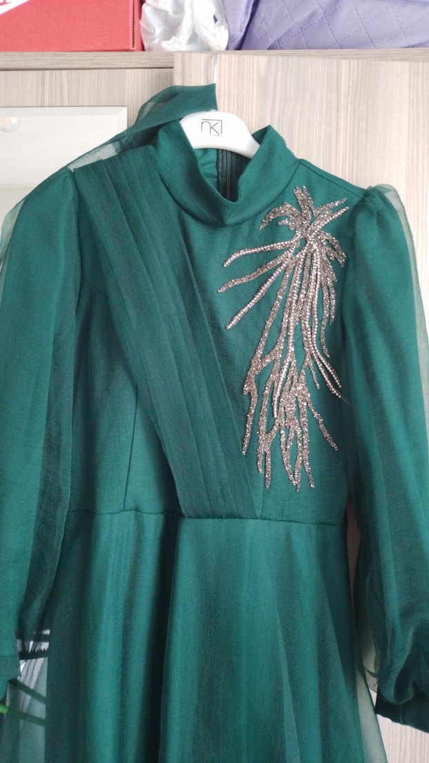 Yeşil İşlemeli Uzun Kollu Uzun Abiye - Görsel 2