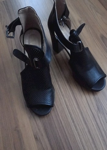 Siyah Tokalı Topuklu Kadın Ayakkabı O Ayarında - Görsel 2