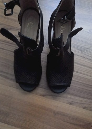 Siyah Tokalı Topuklu Kadın Ayakkabı O Ayarında - Görsel 4