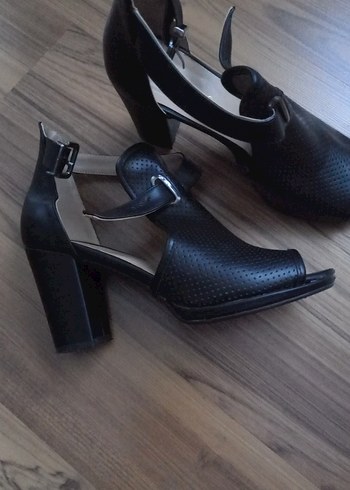 Siyah Tokalı Topuklu Kadın Ayakkabı O Ayarında - Görsel 3