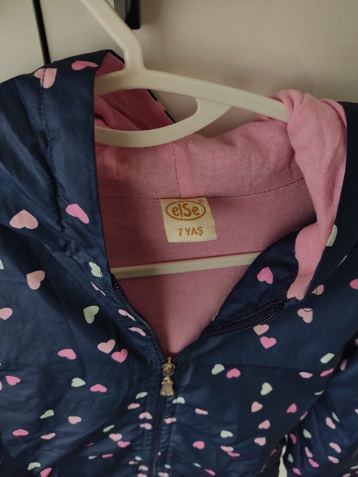 Kız Çocuk Lacivert Kalp Desenli Yağmurluk - Görsel 2