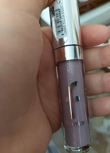 Flormar lipgloss lavender rengi.