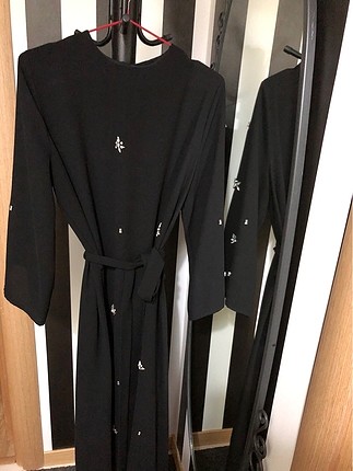 Siyah kuşaklı taş işlemeli standart beden ferace özel gün elbise