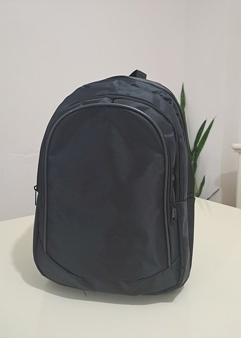 Siyah Fermuarlı Sırt Çantası - Görsel 3
