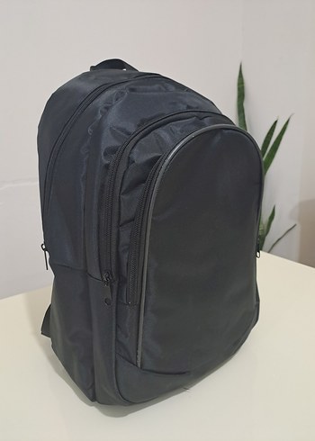 Siyah Fermuarlı Sırt Çantası - Görsel 2
