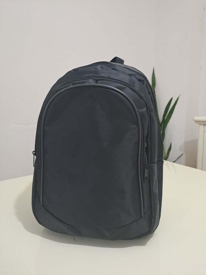 Siyah Fermuarlı Sırt Çantası - Görsel 3