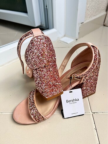 Bershka BEARSKA MARKA SIFIR ETİKETİ ÜZERİNDE AYAKKABI