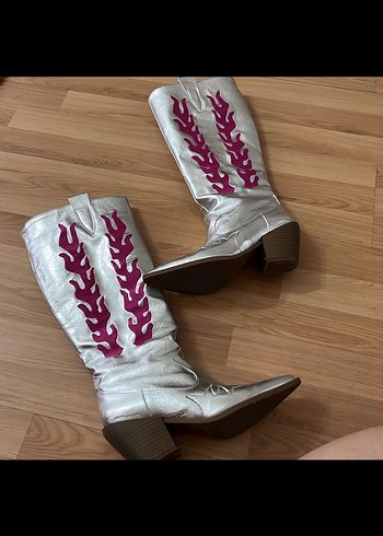Pembe Nakışlı Gri Deri Kadın Çizme
