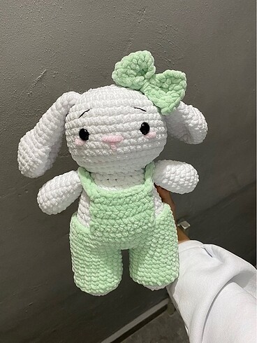 Amigurumi tavşan yeşil tulumlu