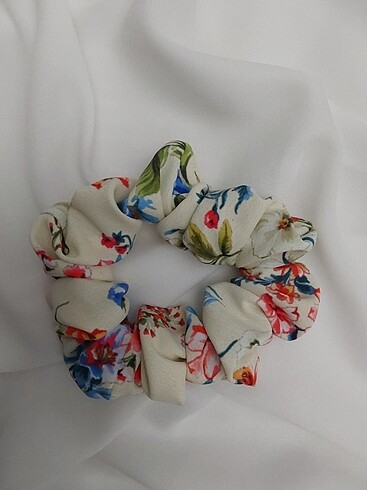 Kırık Beyaz Çiçek Desenli Tasarım Scrunchie Toka