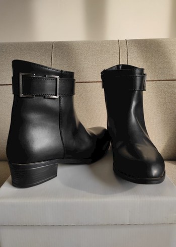 Kadın Siyah Deri Tokalı Topuklu Bot - Görsel 4