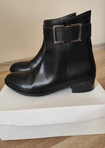 Kadın Siyah Deri Tokalı Topuklu Bot - Görsel 2