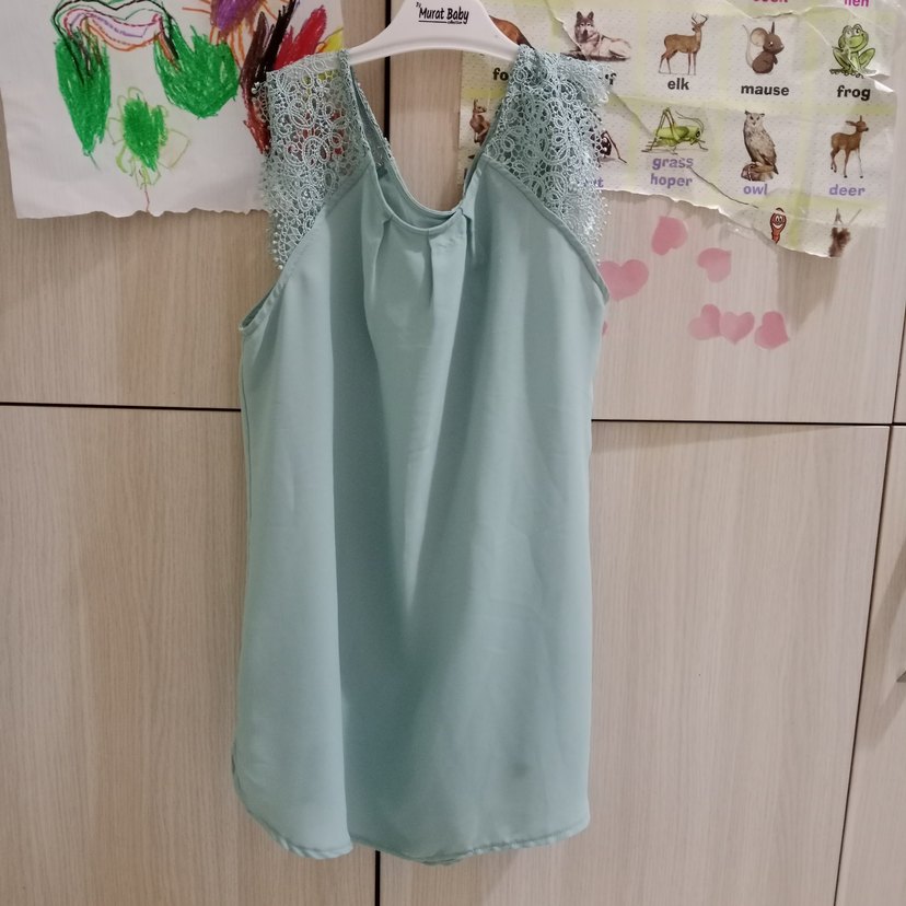 Dantel Detaylı Turkuaz V Yaka Kolsuz Bluz - Görsel 2