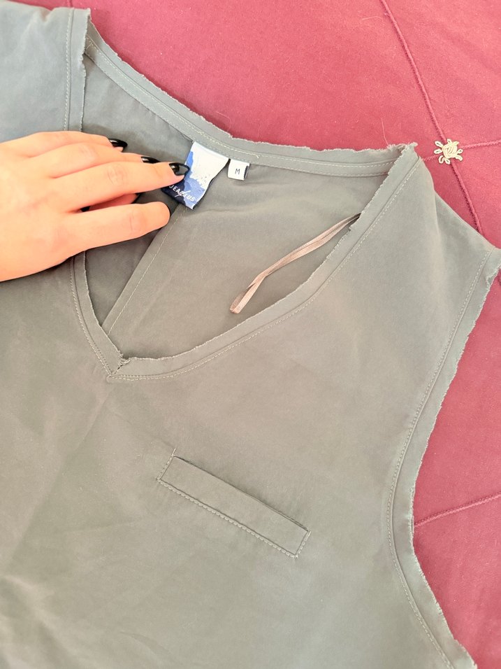 Kolsuz V Yakalı Bluz - Görsel 2