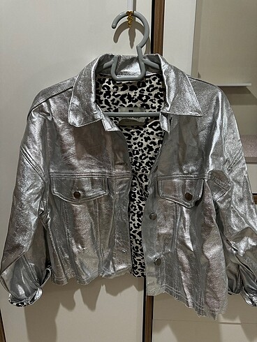 İçi leopar desenli parlak ceket
