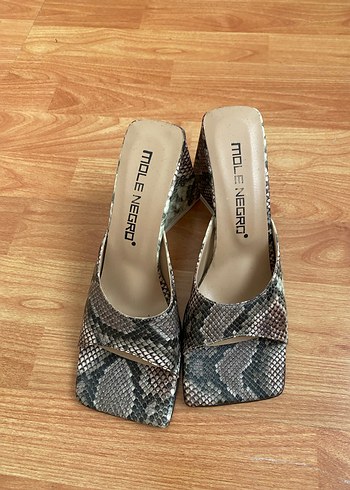 Yılan derisi topuklu terlik - Görsel 2