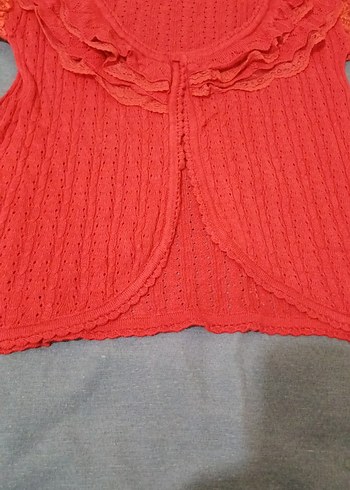 Kırmızı fırfır yaka  delikli Kolsuz Bolero - Görsel 3