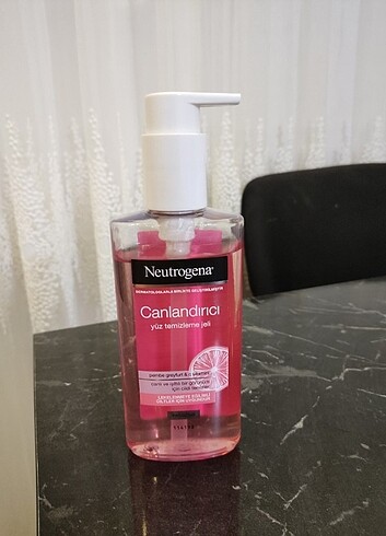 Neutrogena canlandırıcı yüz temizleme jeli
