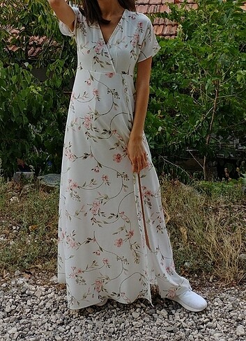 Beyaz Çiçek Desenli Uzun Yırtmaçlı Elbise