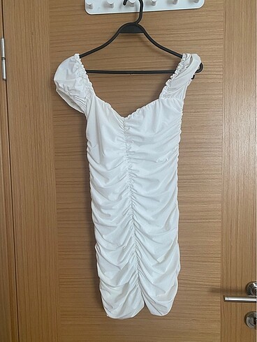 Beyaz madonna yaka drapeli elbise