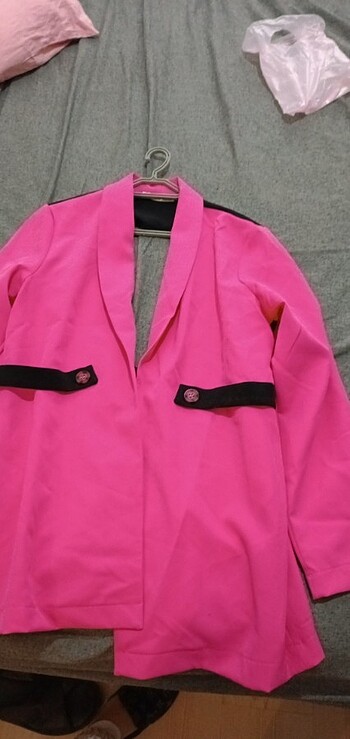 Arkası pencereli pembe ceket