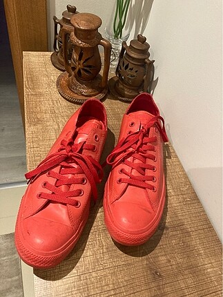 Kırmızı converse