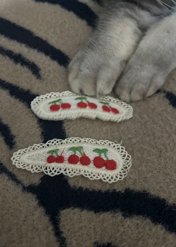 Kiraz İşlemeli Krem Toka Seti - Görsel 3