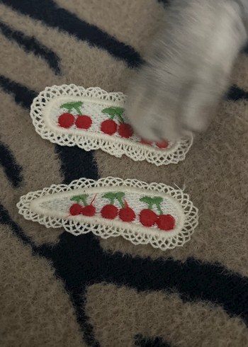 Kiraz İşlemeli Krem Toka Seti - Görsel 2