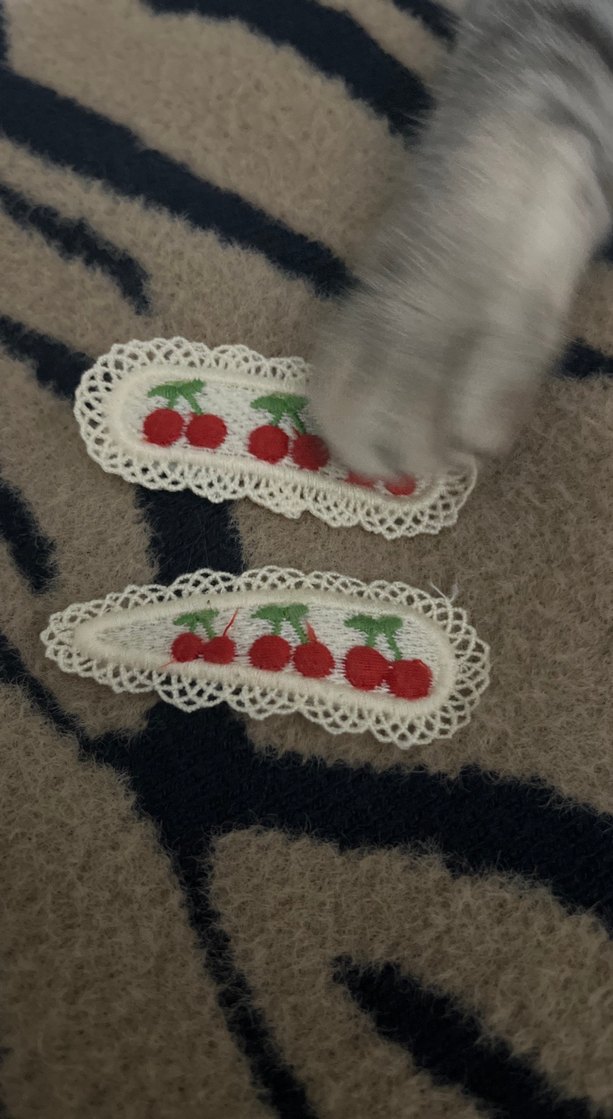 Kiraz İşlemeli Krem Toka Seti - Görsel 2