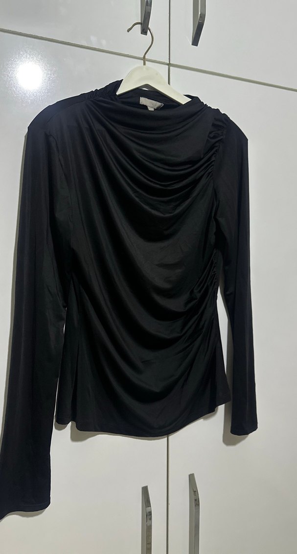 Siyah Drapeli Yüksek Yaka Kadın Bluz - Görsel 2