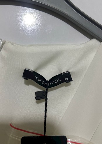 Beyaz Midi Drapeli V Yaka Kolsuz Elbise - Görsel 3