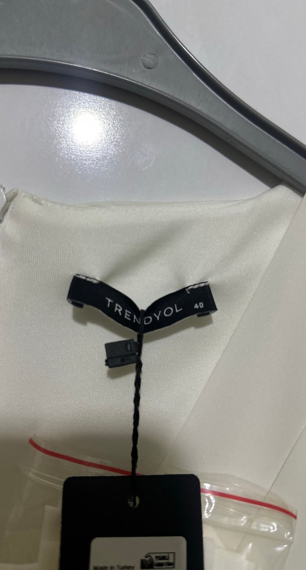 Beyaz Midi Drapeli V Yaka Kolsuz Elbise - Görsel 3