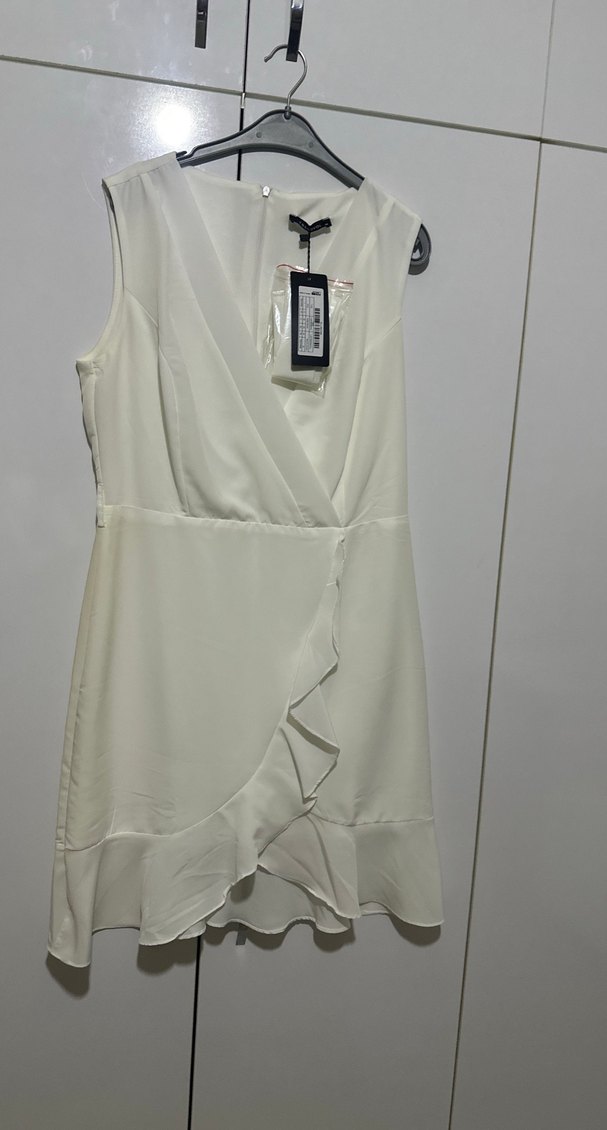 Beyaz Midi Drapeli V Yaka Kolsuz Elbise - Görsel 2