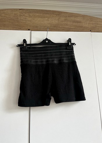Piliseli Siyah Mini şort