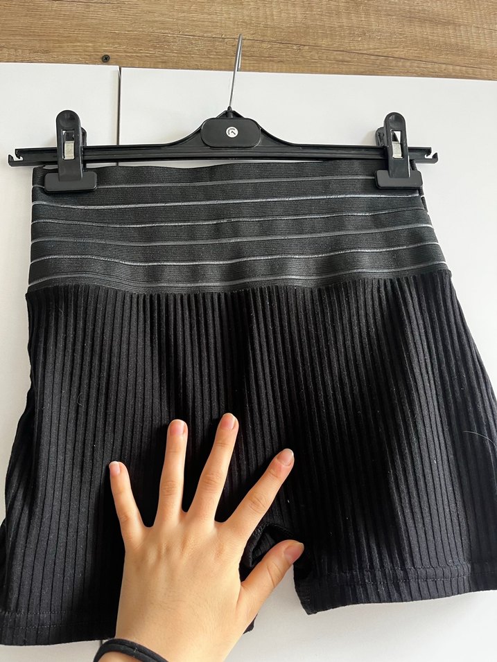 Piliseli Siyah Mini şort - Görsel 2