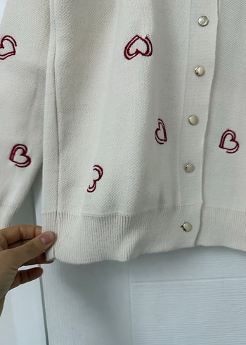 Nakışlı Düğmeli Beyaz Triko Hırka - Görsel 4