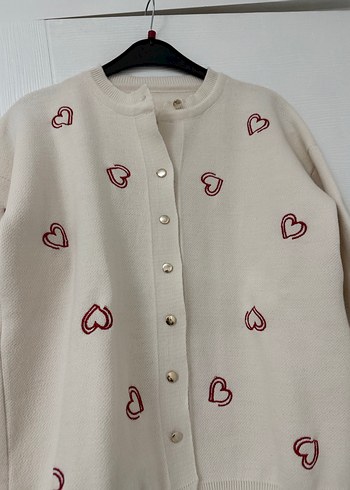 Nakışlı Düğmeli Beyaz Triko Hırka - Görsel 3