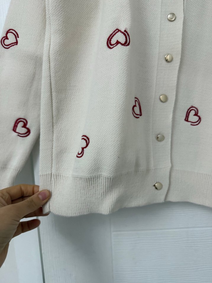 Nakışlı Düğmeli Beyaz Triko Hırka - Görsel 4