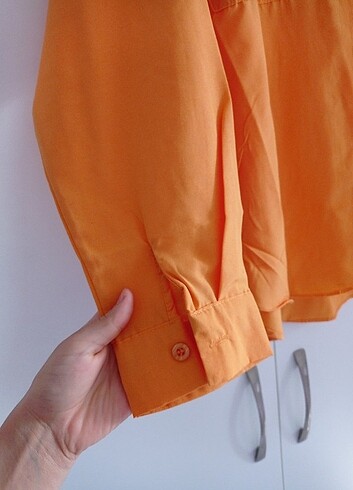 Diğer turuncu gömlek 