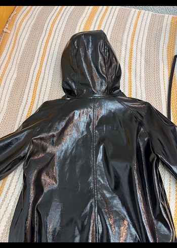 Parlak Siyah Deri Kadın Yağmurluk - Görsel 2