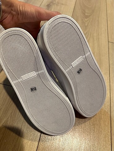 39 Beden beyaz Renk Guess sneaker