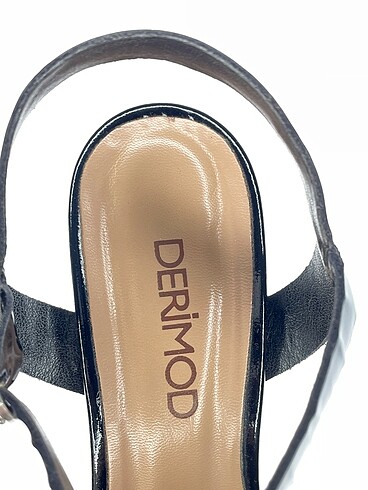 36 Beden siyah Renk Derimod Platform %70 İndirimli.