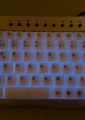 USB Bağlantılı Beyaz Klavye , harfler alttan mavi ışıklı - Görsel 2