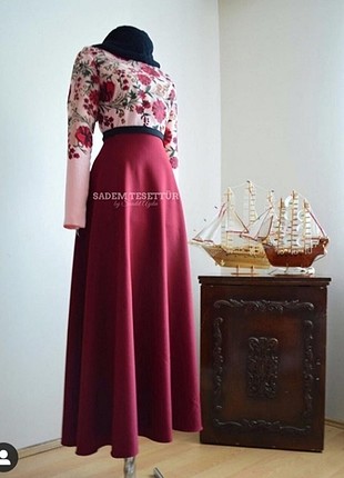 Gül desenli bordo elbise
