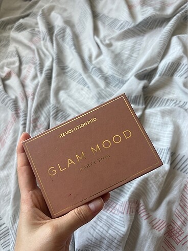 Revolution pro glam mood party time far paleti