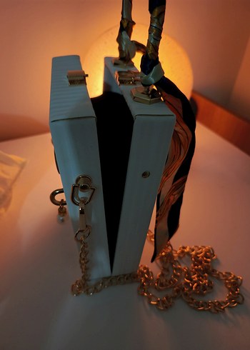 Zincir Detaylı Parlak Desenli Kadın Çanta - Görsel 7