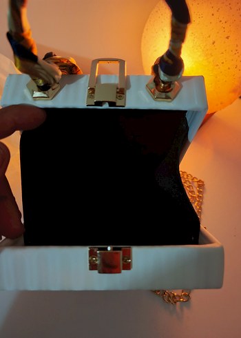 Zincir Detaylı Parlak Desenli Kadın Çanta - Görsel 4