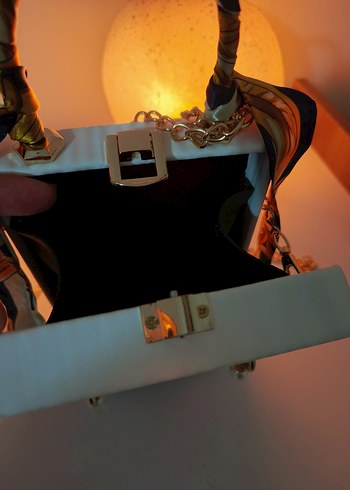 Zincir Detaylı Parlak Desenli Kadın Çanta - Görsel 9