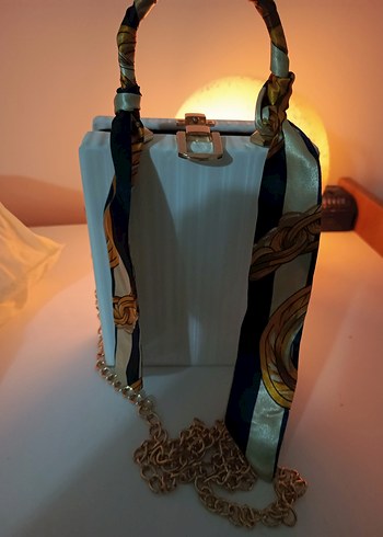 Zincir Detaylı Parlak Desenli Kadın Çanta - Görsel 6