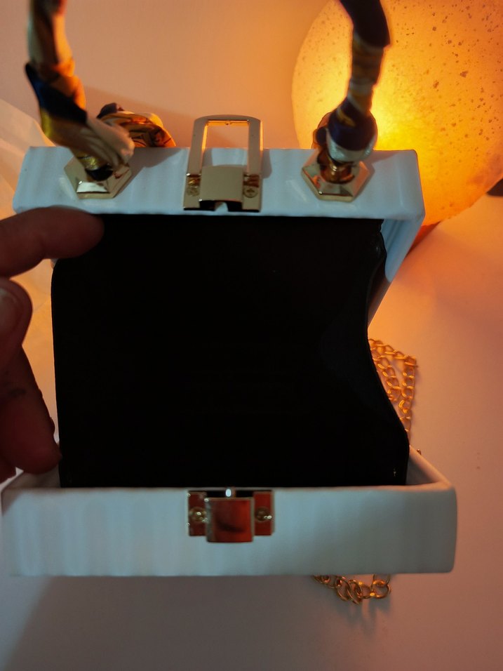 Zincir Detaylı Parlak Desenli Kadın Çanta - Görsel 4